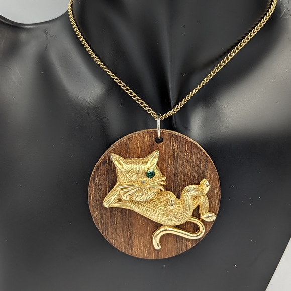 Winking Cat Pendant Wood Base Green Rhinestone Gold Tone Vintage Retro Unsigned - Picture 7 of 15